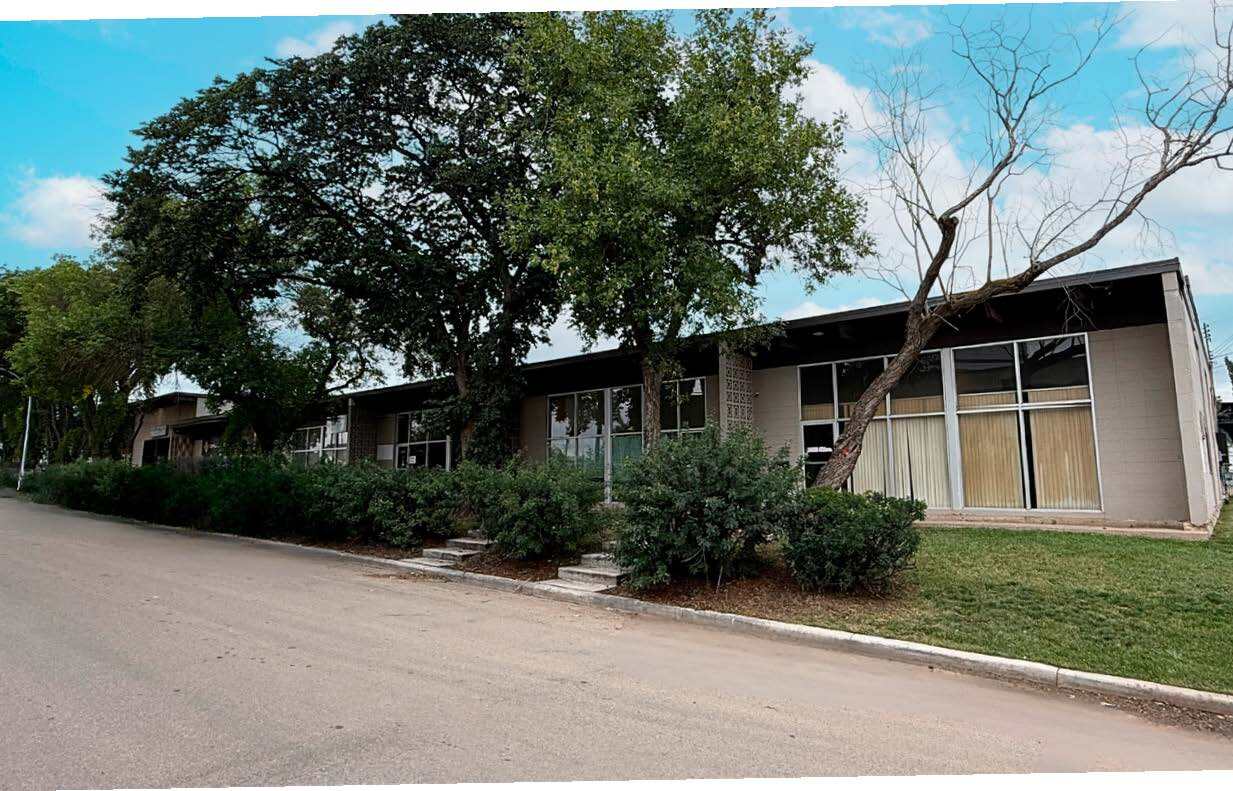 10352-10374 58 Av NW, Edmonton, AB à louer Photo de l’immeuble– Image 1 sur 6