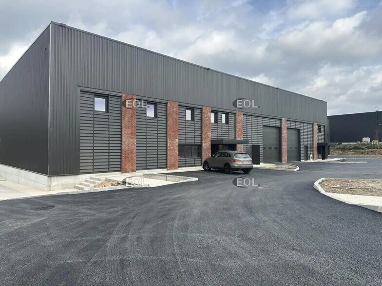 Local d’activités dans Signes à louer - Photo de l’immeuble – Image 2 sur 4