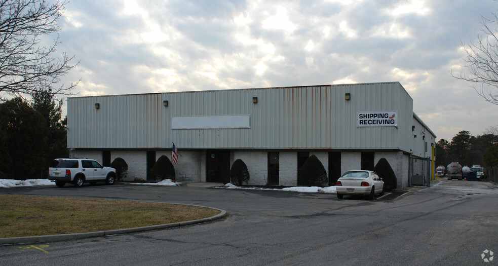 43 Windsor Pl, Central Islip, NY à louer - Photo de l’immeuble – Image 2 sur 5
