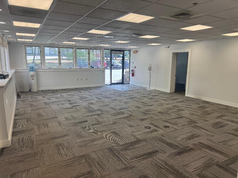 12 Commerce Ave, West Lebanon, NH à louer - Photo de l’immeuble – Image 2 sur 8