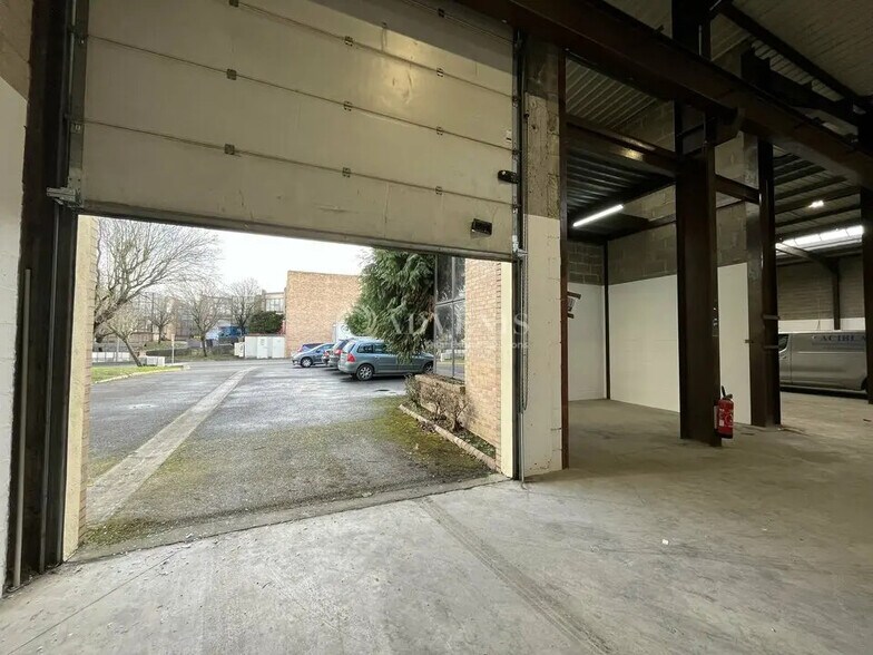 Local d’activités dans Le Thillay à louer - Photo de l’immeuble – Image 3 sur 10