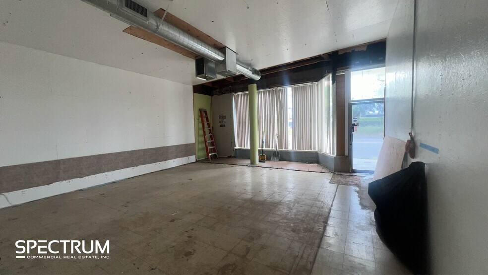 7327-7329 Canoga Ave, Canoga Park, CA à louer - Photo intérieure – Image 2 sur 5