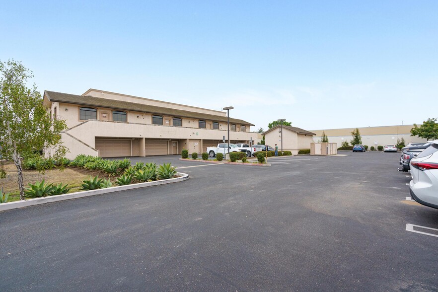 2370 Skyway Dr, Santa Maria, CA à vendre - Photo de l’immeuble – Image 2 sur 8
