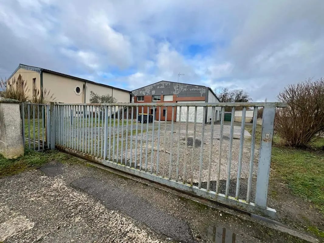 Local d’activités dans Verberie à louer Photo de l’immeuble– Image 1 sur 7