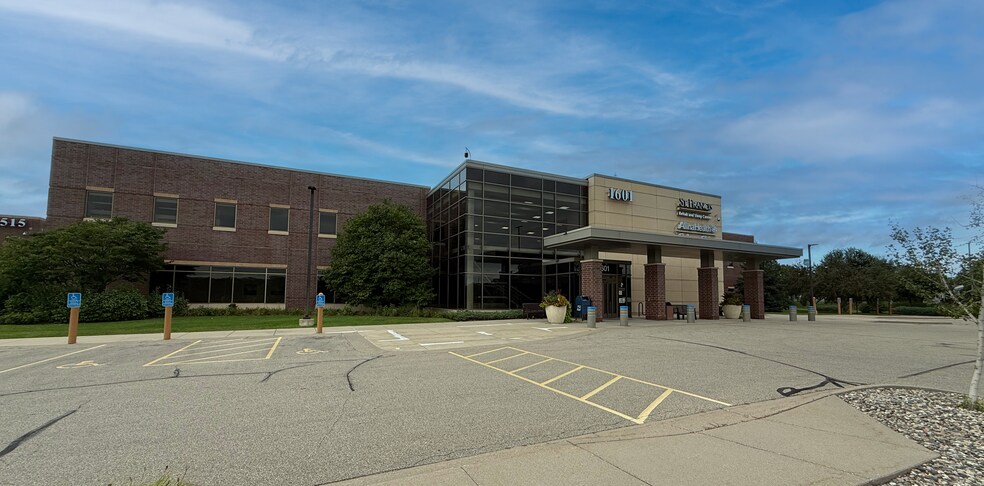 1601 Saint Francis Ave, Shakopee, MN à louer - Photo principale – Image 1 sur 3