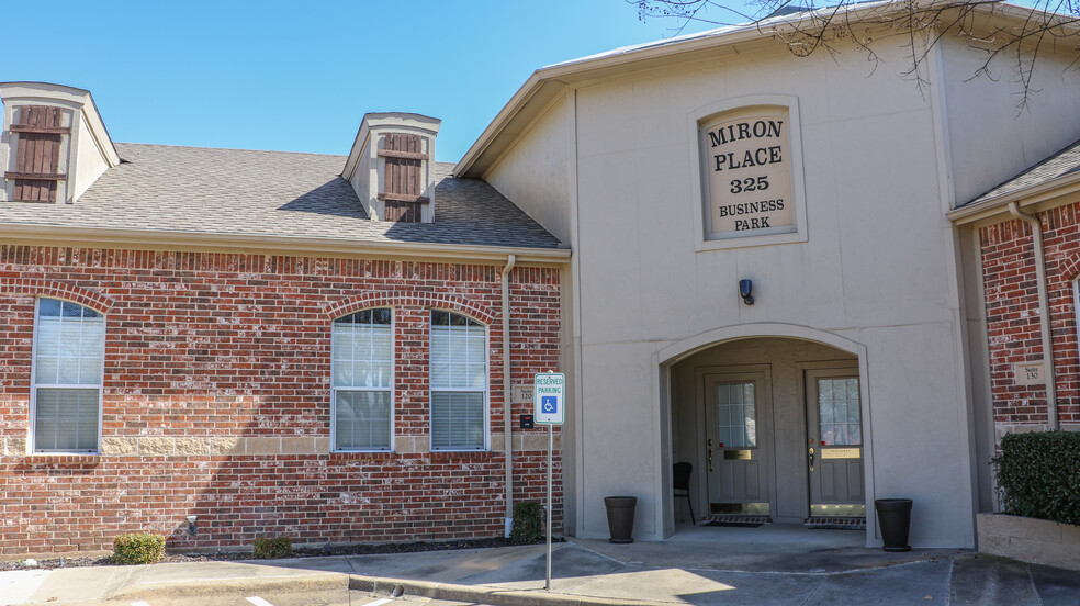 325 Miron Dr, Southlake, TX à louer - Photo de l’immeuble – Image 2 sur 11