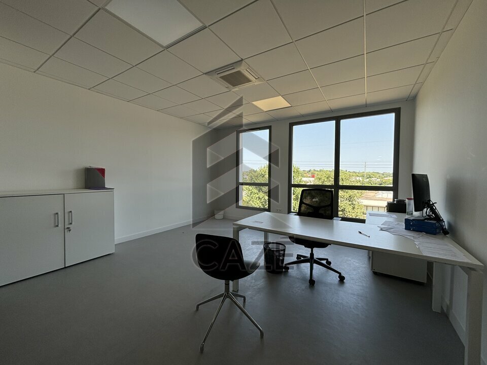 Bureau dans Artigues-près-Bordeaux à louer Photo de l’immeuble– Image 1 sur 11