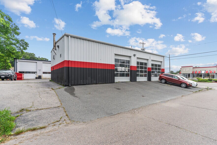 Washington Street Auto Center portefeuille de 2 biens à vendre sur LoopNet.fr - Photo de l’immeuble – Image 2 sur 10