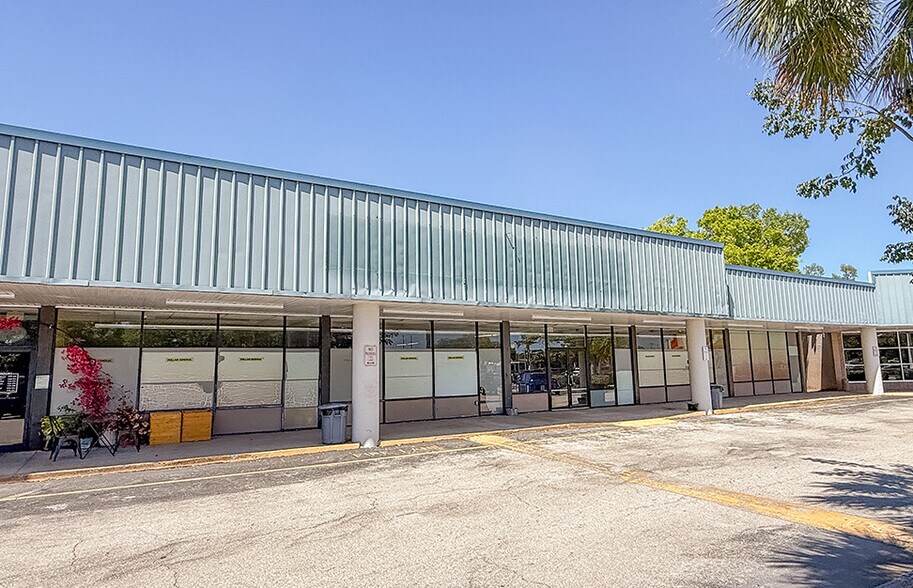 6351 Bayshore Rd, North Fort Myers, FL à louer - Photo de l’immeuble – Image 3 sur 8