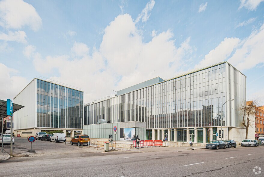 Calle de Julián Camarillo, 21, Madrid, Madrid à louer - Photo de l’immeuble – Image 1 sur 2