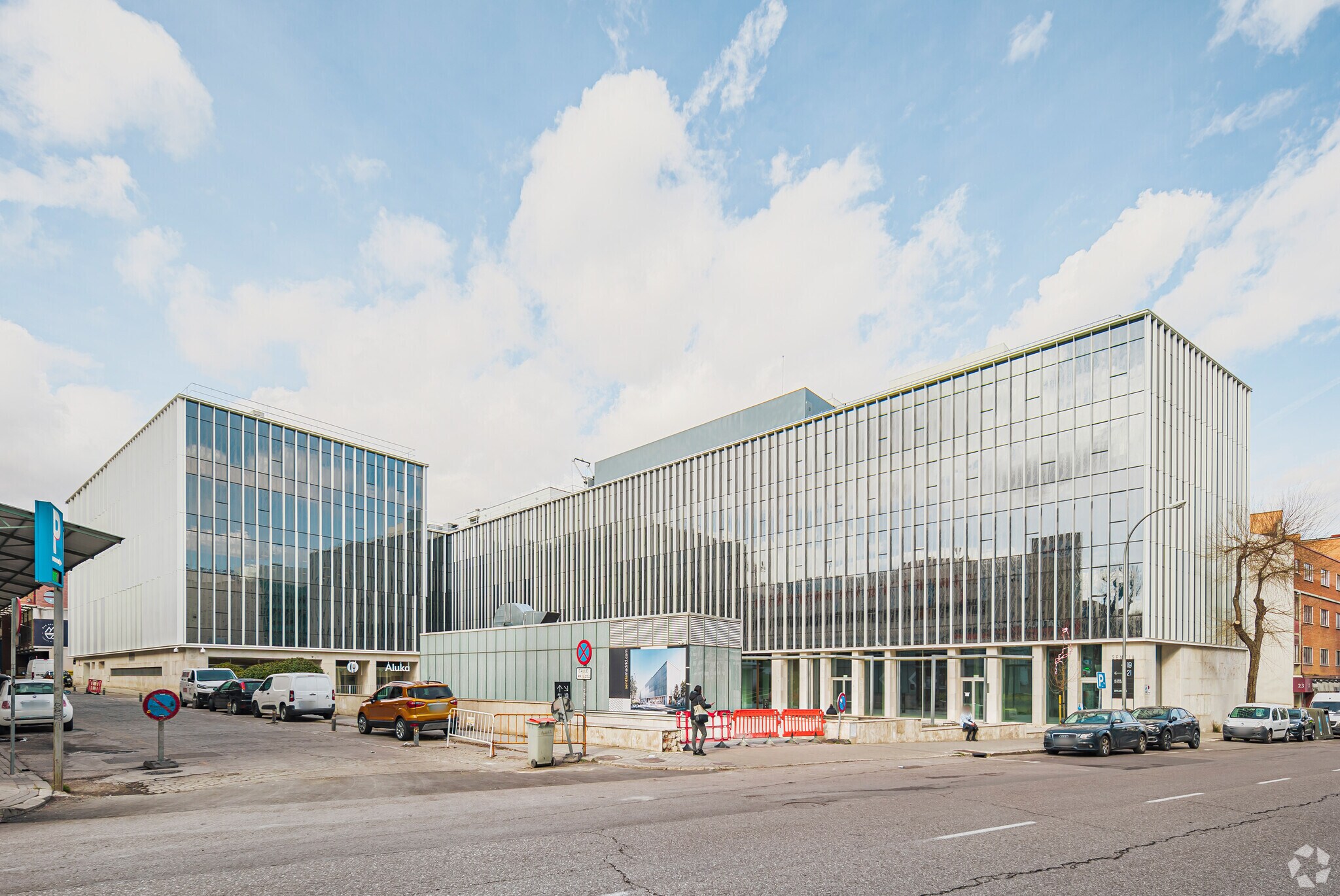 Calle de Julián Camarillo, 21, Madrid, Madrid à louer Photo de l’immeuble– Image 1 sur 3