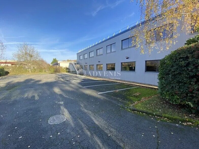 Bureau dans Trappes à louer - Photo de l’immeuble – Image 1 sur 3