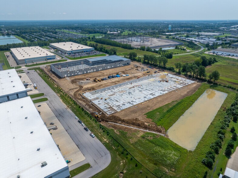 7046 Green Meadows Dr, Lewis Center, OH à louer - Photo de l’immeuble – Image 2 sur 17
