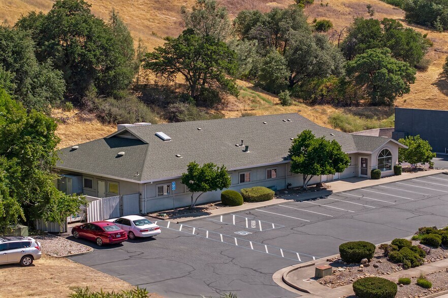 1825 Buenaventura Blvd, Redding, CA à vendre - Photo principale – Image 1 sur 34