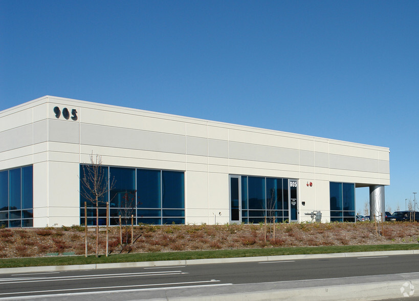 905 Highland Pointe Dr, Roseville, CA à louer - Photo de l’immeuble – Image 3 sur 7