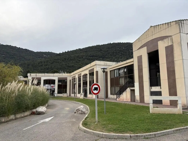 Bureau dans Gémenos à louer - Photo de l’immeuble – Image 3 sur 36