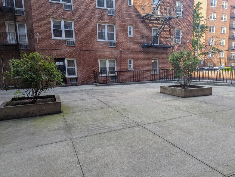 79-11 41st Ave, Elmhurst, NY à louer - Photo de l’immeuble – Image 2 sur 4