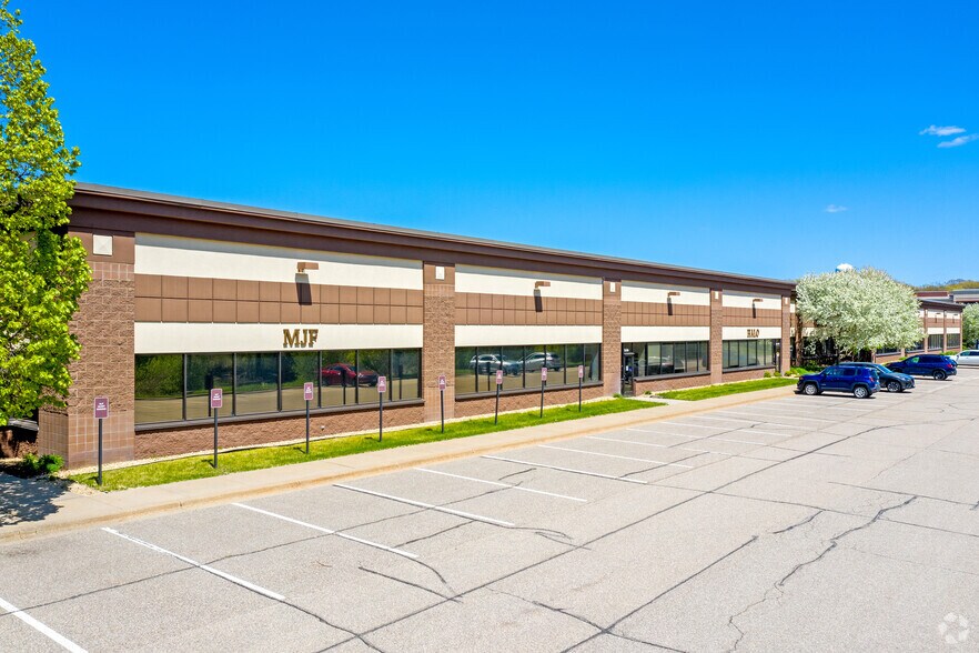 111 N Cheshire Ln, Minnetonka, MN à louer - Photo de l’immeuble – Image 1 sur 2