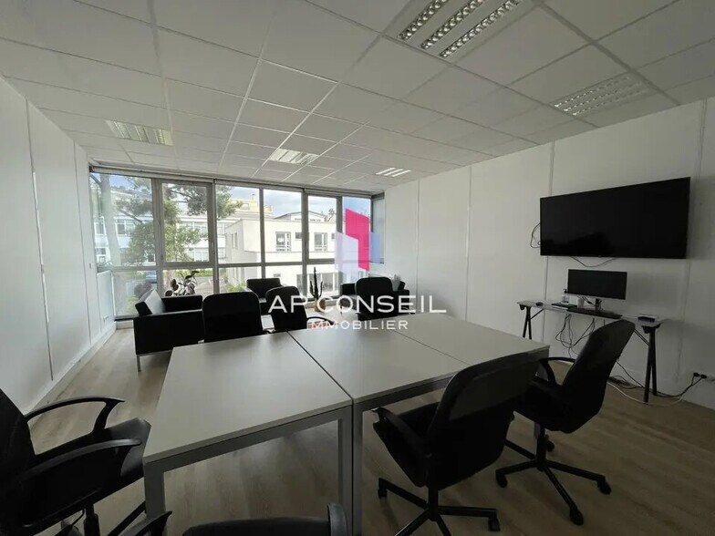 Bureau dans Versailles à louer - Photo de l’immeuble – Image 3 sur 9