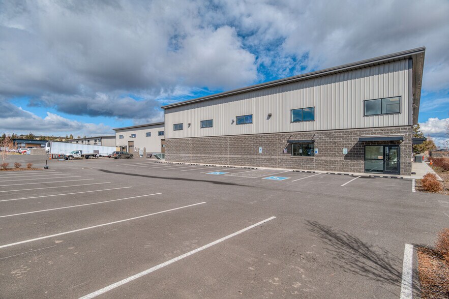 62876 Oxford Ct, Bend, OR à louer - Photo principale – Image 1 sur 16
