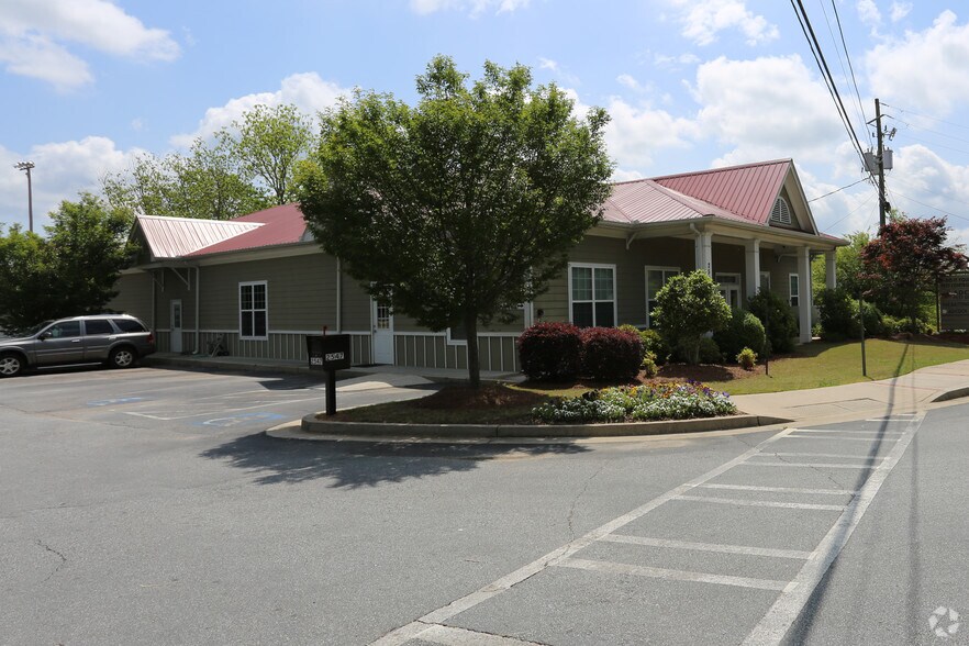 2547 Holly Springs Pky, Canton, GA à louer - Photo principale – Image 2 sur 13