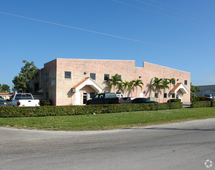 2201-2221 NW 22nd St, Pompano Beach, FL à louer - Photo de l’immeuble – Image 3 sur 9