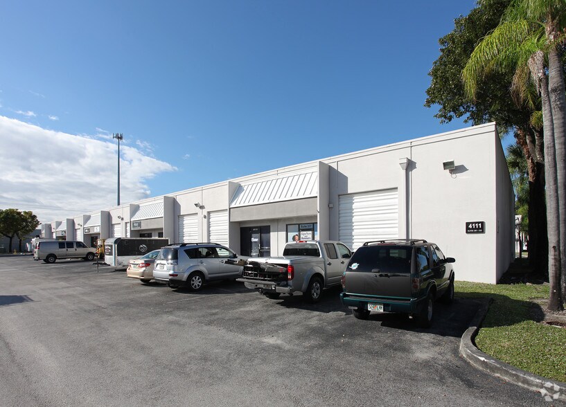 4111 SW 47th Ave, Davie, FL à louer - Photo de l’immeuble – Image 1 sur 2