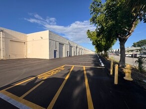 3927-3999 NW 19th St, Lauderdale Lakes, FL à louer Photo de l’immeuble– Image 1 sur 3