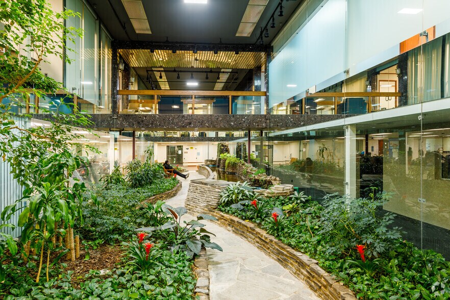 26400 W 12 Mile Rd, Southfield, MI à louer - Hall d’entrée – Image 2 sur 6