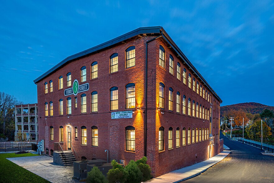 3 Ferry St, Easthampton, MA à louer - Photo de l’immeuble – Image 1 sur 4