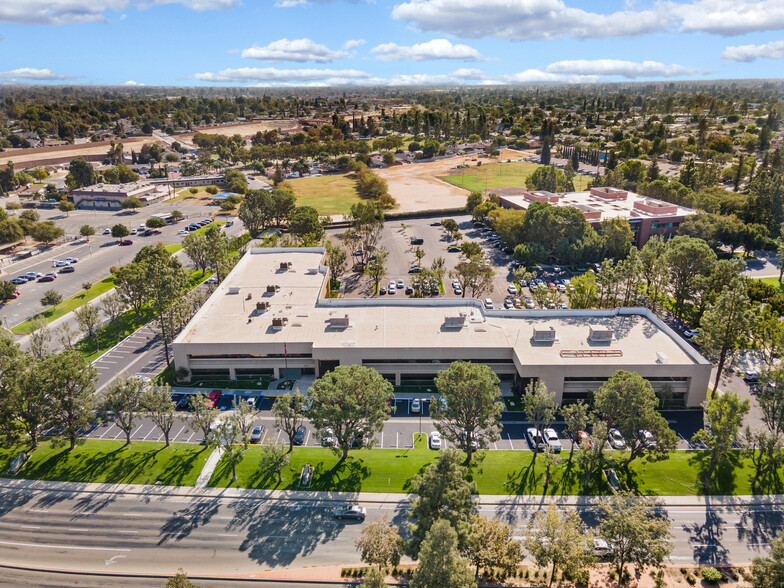 5001 California Ave, Bakersfield, CA à louer - Photo de l’immeuble – Image 3 sur 5