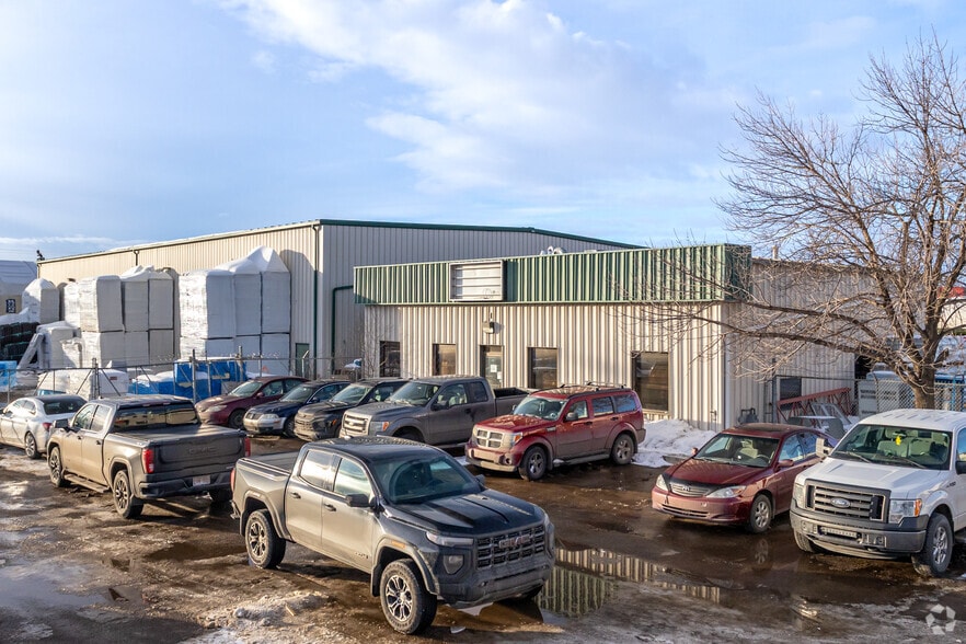 2880 64 Ave portefeuille de 2 biens à vendre sur LoopNet.fr - Photo de l’immeuble – Image 2 sur 3