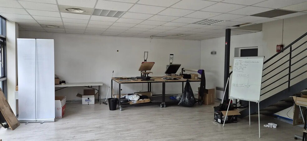 Local d’activités dans Décines-Charpieu à louer - Photo de l’immeuble – Image 1 sur 4