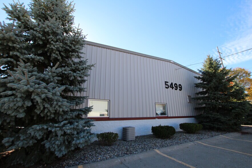 5499 Perry Dr, Waterford, MI à louer - Photo de l’immeuble – Image 3 sur 19