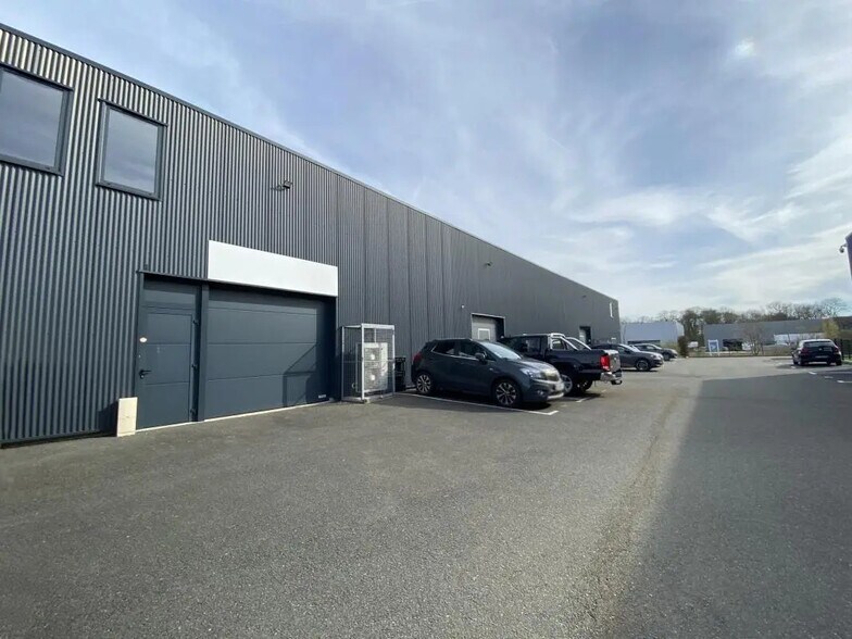 Local d’activités dans Moissy-Cramayel à louer - Photo de l’immeuble – Image 1 sur 10