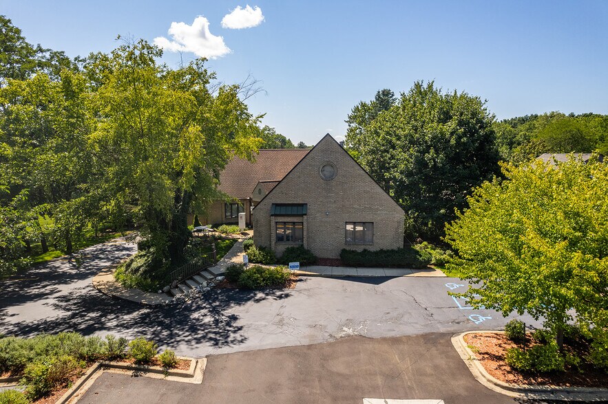 1181 N Milford Rd, Milford, MI à louer - Photo de l’immeuble – Image 2 sur 87