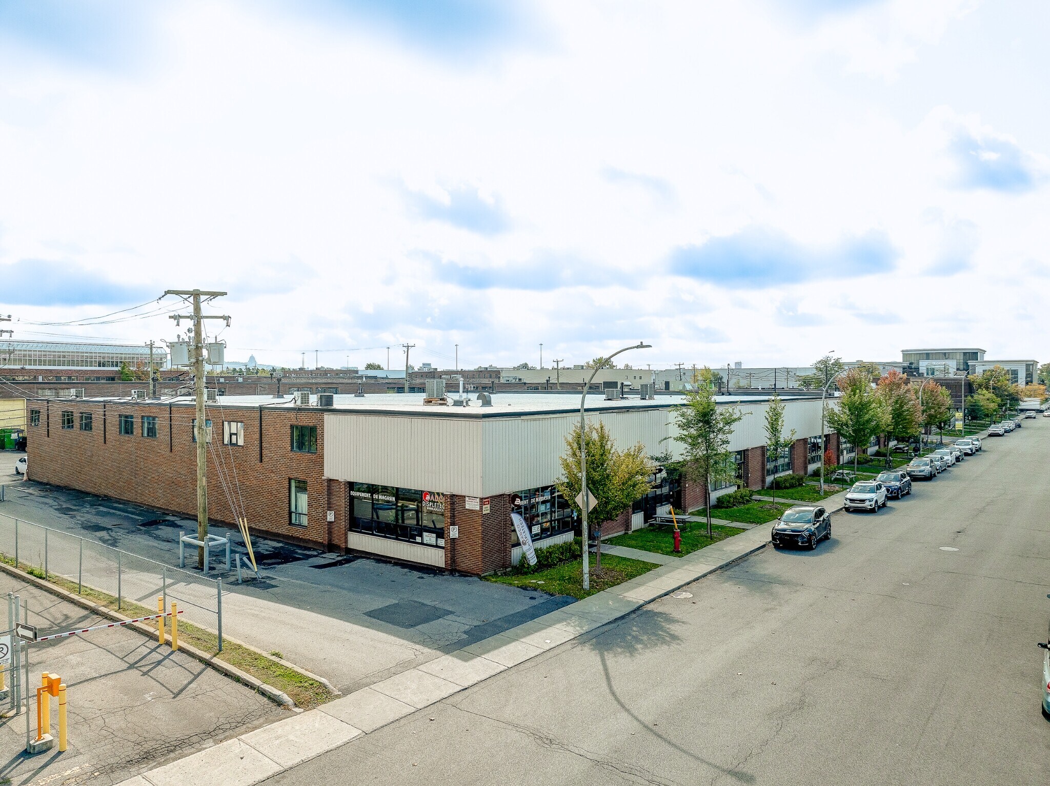 1310-1370 Rue Chabanel O, Montréal, QC à louer Photo de l’immeuble– Image 1 sur 3
