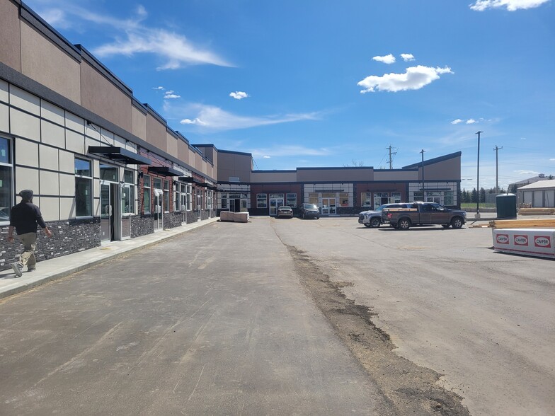 6217 48A Av, Camrose, AB à louer - Photo de l’immeuble – Image 2 sur 5