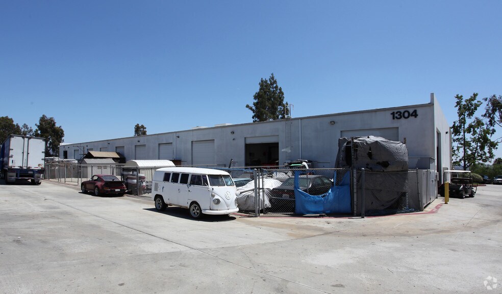 1304 N Melrose Dr, Vista, CA à louer - Photo de l’immeuble – Image 2 sur 2