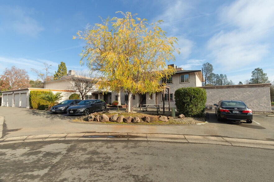 2351 Victor Ave, Redding, CA à vendre - Photo de l’immeuble – Image 3 sur 19