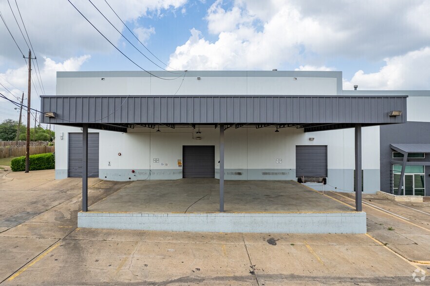 2306 Howard Ln, Austin, TX à louer - Photo de l’immeuble – Image 3 sur 17