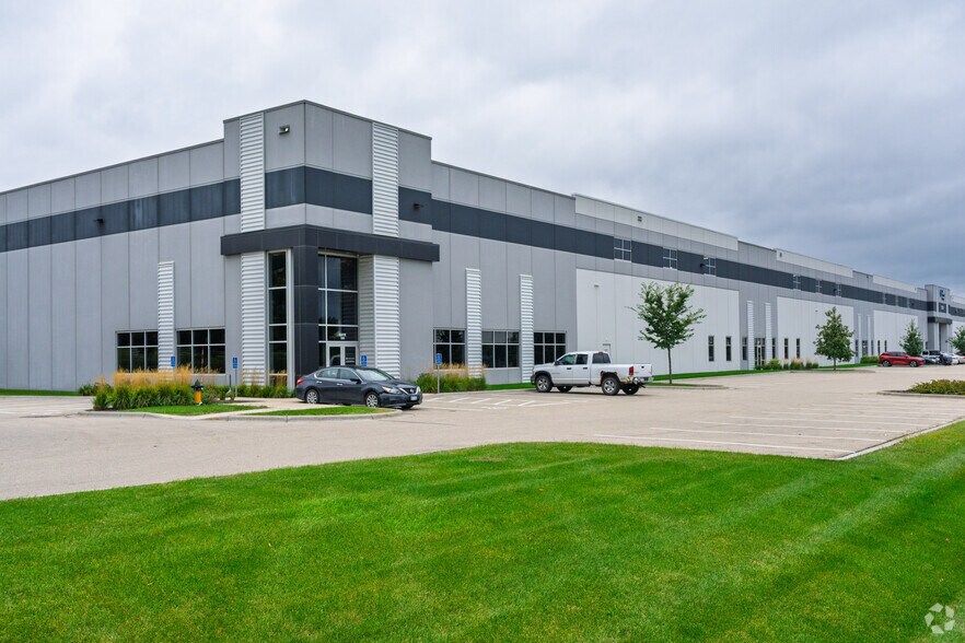 3200 4th Ave E, Shakopee, MN à louer - Photo de l’immeuble – Image 1 sur 22