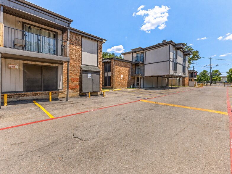 2833 Community Dr, Dallas, TX à vendre - Photo de l’immeuble – Image 3 sur 12
