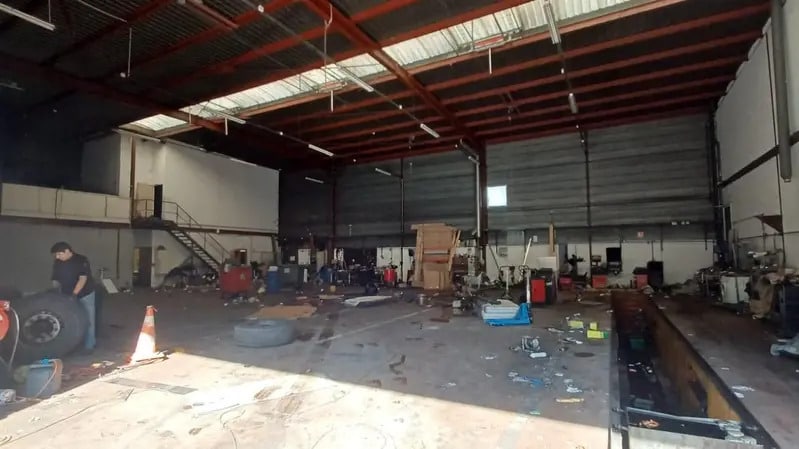 Local d’activités dans Villeneuve-la-Garenne à louer - Photo de l’immeuble – Image 2 sur 6