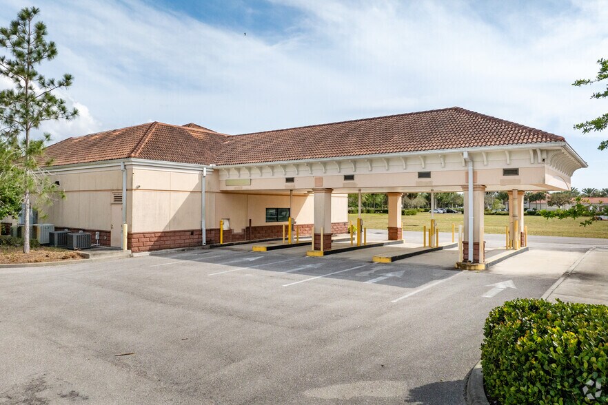 17810 Ben Hill Griffin Pky, Fort Myers, FL à louer - Photo de l’immeuble – Image 3 sur 7
