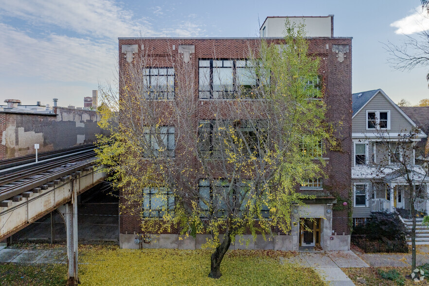 1821 W Berteau Ave, Chicago, IL à louer - Photo principale – Image 1 sur 27