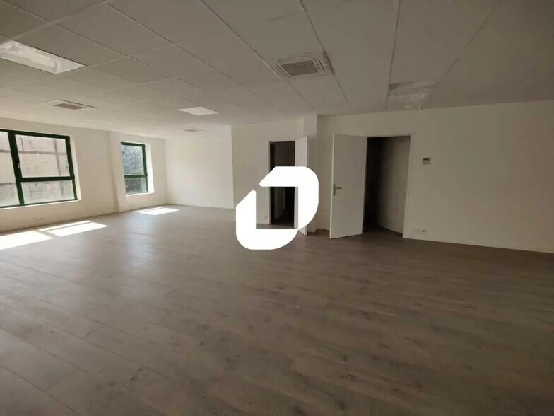 Bureau dans Viry-Châtillon à louer - Photo de l’immeuble – Image 3 sur 9