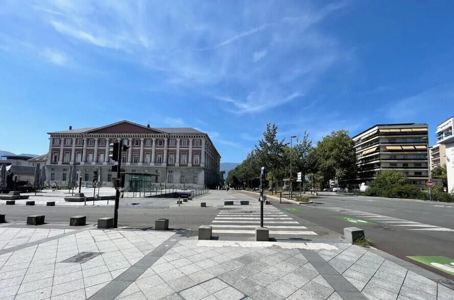 Bureau dans Chambéry à vendre - Photo de l’immeuble – Image 1 sur 17