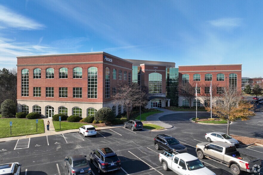 3980 premier Dr, High Point, NC à louer - Photo de l’immeuble – Image 3 sur 16
