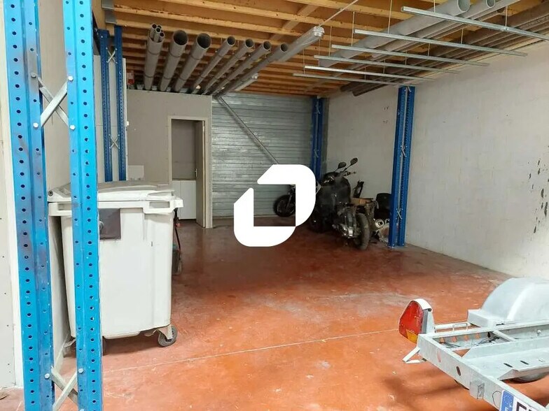 Local d'activités dans Plaisir à vendre - Photo de l’immeuble – Image 3 sur 9